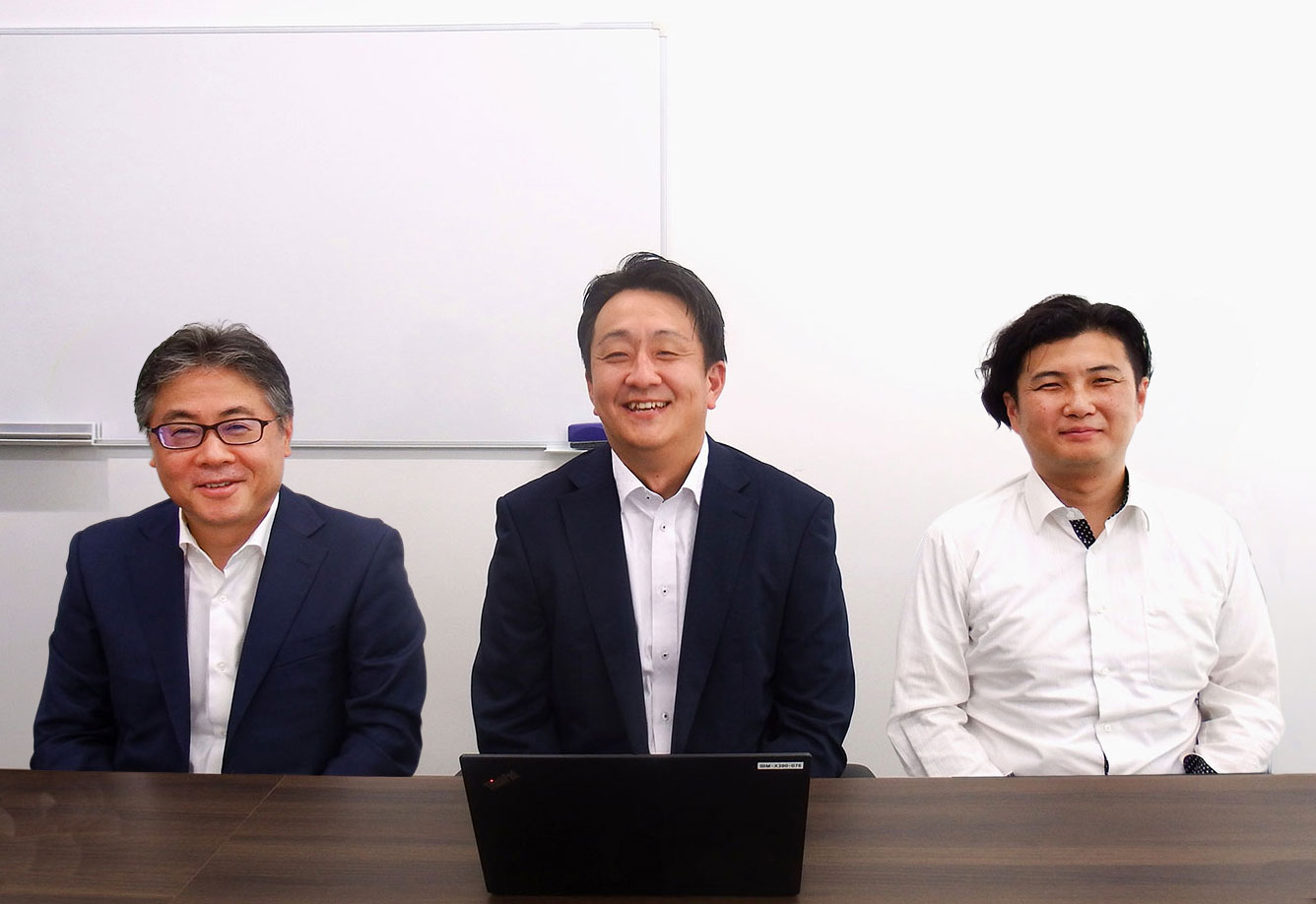 左から岩佐氏、梅田氏、長友氏