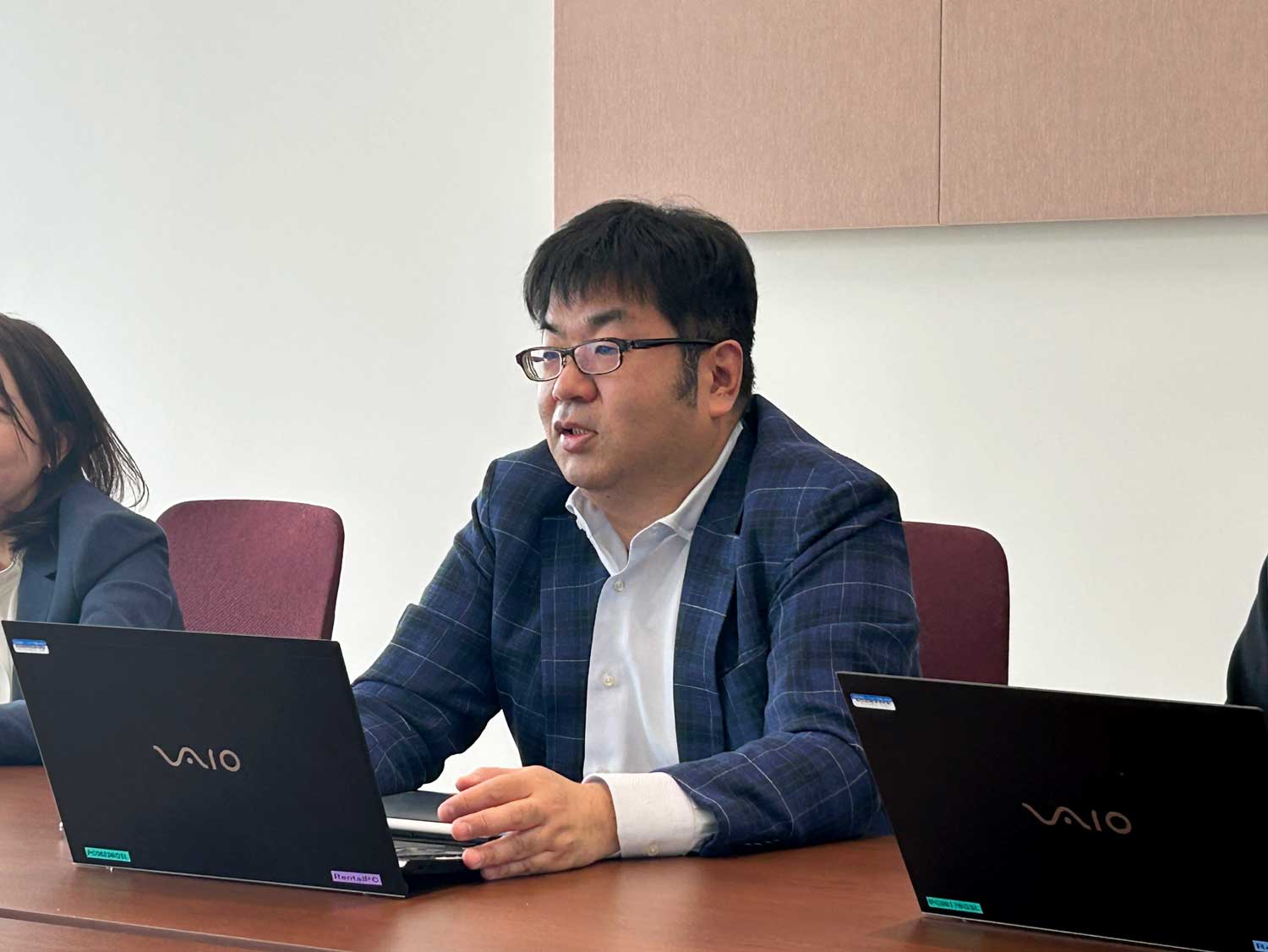 インタビューに答える八木氏